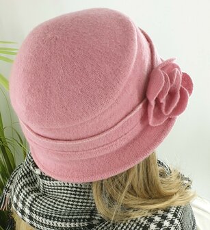 Wollen dames winterhoed met bloem kleur roze