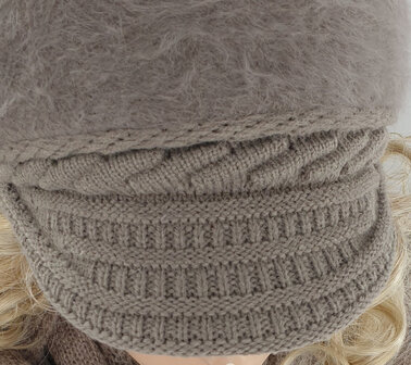 Warme fluffy dames winterpet baret met klepje kleur taupe maat one size