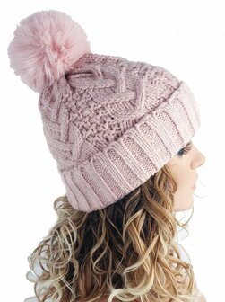 Warme kabel wintermuts met pompon met met fleece voering kleur roze