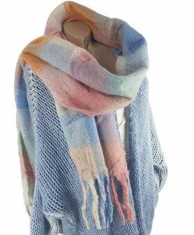 Zachte wintersjaal met franjes in pastel kleuren van wol viscose