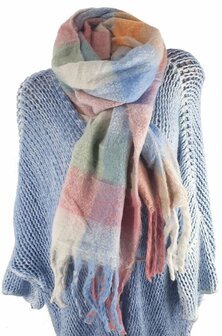 Zachte wintersjaal met franjes in pastel kleuren van wol viscose