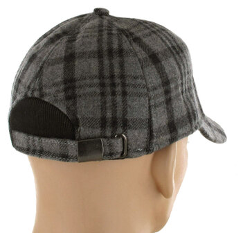 Winterse baseball cap ruit oorwarmers grijs