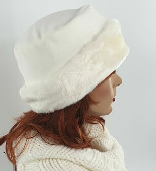 MARA Elegant hoedje met Imitatiebontrand wolwit creme