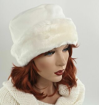 MARA Elegant hoedje met Imitatiebontrand wolwit creme
