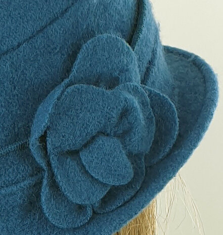 Wollen dames winterhoed met bloem kleur petrol blauw