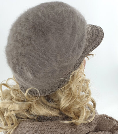 Warme fluffy dames winterpet baret met klepje kleur taupe maat one size