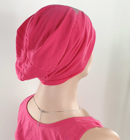 Zomerse chemo beanie chemomuts met grote ster van studs kleur hot pink