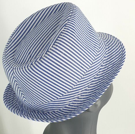 Katoenen zomerhoedje trilby blauw wit gestreept