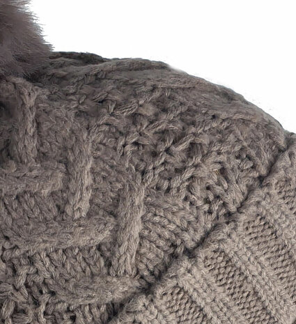 Warme kabel wintermuts met pompon met met fleece voering kleur taupe