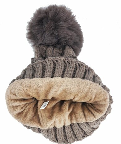 Warme kabel wintermuts met pompon met met fleece voering kleur taupe