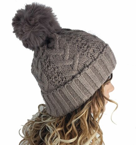 Warme kabel wintermuts met pompon met met fleece voering kleur taupe