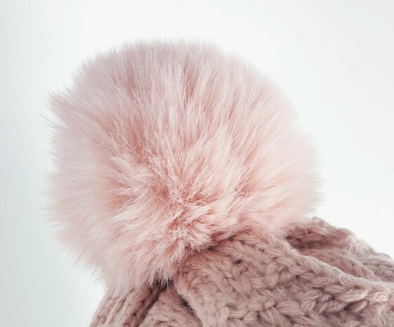 Warme kabel wintermuts met pompon met met fleece voering kleur roze