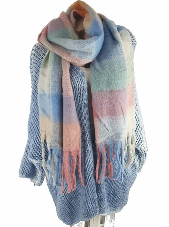 Zachte wintersjaal met franjes in pastel kleuren van wol viscose