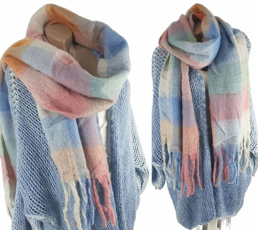 Zachte wintersjaal met franjes in pastel kleuren van wol viscose