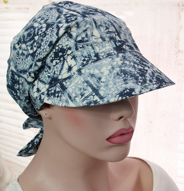 Katoenen chemo bandana met klepje kleur blauw met print
