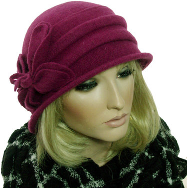 Wollen dameshoedje in cloche model met bloem versiering kleur fuchsia