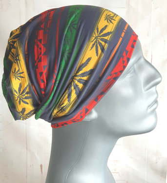 Beanie muts in rasta style met wiet bladeren