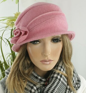 Wollen dames winterhoed met bloem kleur roze