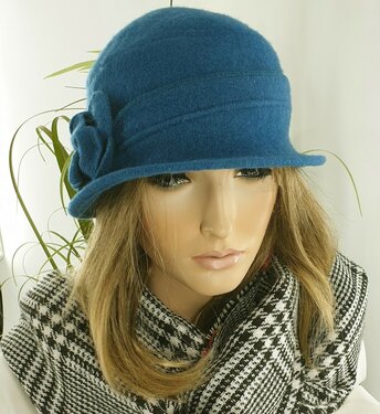 Wollen dames winterhoed met bloem kleur petrol blauw