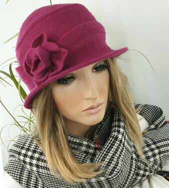 Wollen dames winterhoed met bloem kleur fuchsia