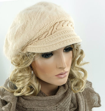 Warme fluffy dames winterpet baret met klepje kleur creme maat one size