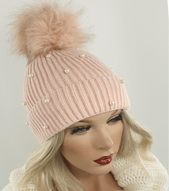 Trendy warme wintermuts met pompon met met zachte voering versierd met parels kleur lichtroze