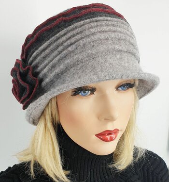Wollen dameshoedje in cloche model met bloem versiering kleur lichtgrijs donkergrijs 