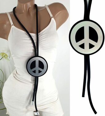 Lange lagenlook ketting kautschuk rubber met aluminium xxl kleur zwart peace teken