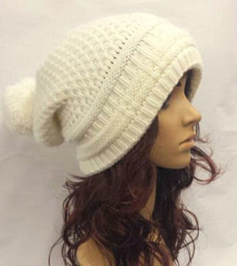 Trendy longbeanie met pommel in wolwit