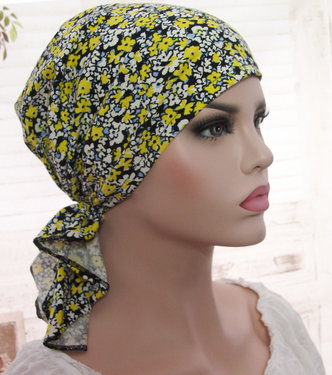 Zwarte Chemo muts hoofddoekje met gele bloemetjes