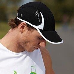 Running sport cap kleur zwart met reflecterende stukken aan de zijkant