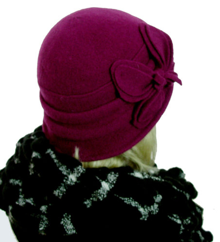 Wollen dameshoedje in cloche model met bloem versiering kleur fuchsia