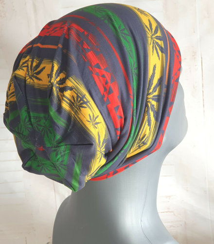 Beanie muts in rasta style met wiet bladeren