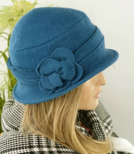 Wollen dames winterhoed met bloem kleur petrol blauw