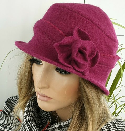 Wollen dames winterhoed met bloem kleur fuchsia