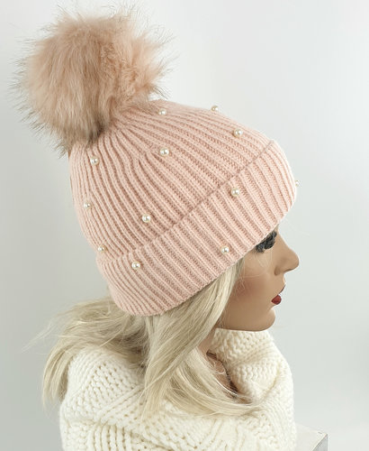 Trendy warme wintermuts met pompon met met zachte voering versierd met parels kleur lichtroze