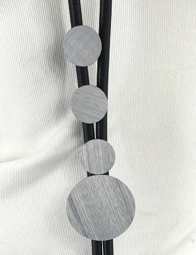 Lange lagenlook ketting kautschuk rubber met aluminium xxl kleur zwart met zilverkleur