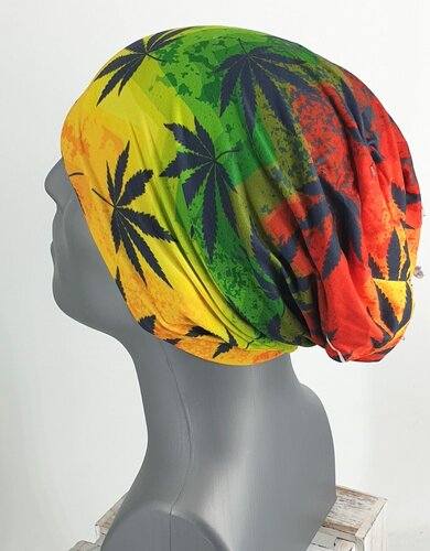 Gekleurde beanie muts in rasta style met wiet bladeren