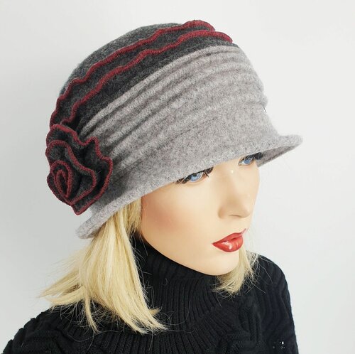Wollen dameshoedje in cloche model met bloem versiering kleur lichtgrijs donkergrijs 