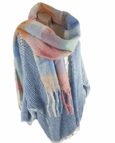 Zachte wintersjaal met franjes in pastel kleuren van wol viscose