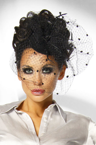 Haarversiering fascinator zwart met tule sluiertje