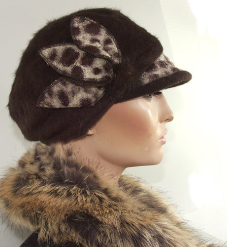 Donkerbruine winterbaret met leopard details