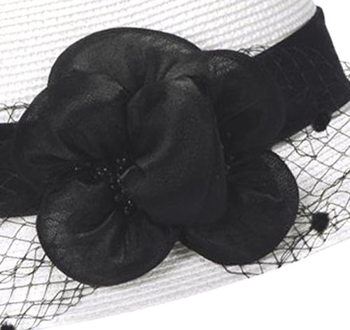 Cloche jaren 20 stijl kleur wit met zwarte bloemversiering en netje